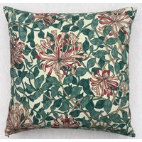 William Morris "Honeysuckle" Vintage Stoffkissen von KittyGreenway