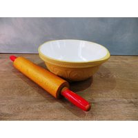 Ein Vintage Holznudelholz Mit Roten Griffen, Abplatzender Farbe, Kitchenalia, Küche, Rustikal, Shabby Chic von KittysVintageVault