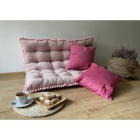 Bodenkissen Aus Samt Mit Pompoms | Samtboden Couch Entspannungskissen Leseecke Exklusiver Fensterplatz Bodensofa Größen von KiwiTailorStudio