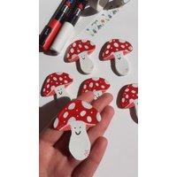 Kawaii Pilz Ton Pin Oder Magnet, Pins, Handgemachter Tier Geschenke Für Kinder, Frosch Abzeichen, Froschmagnet, Cottage Kern von KiwiliciousDesign