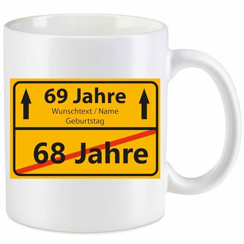 Kiwistar Tasse weiß - Keramik - 330 ml - 68 Jahre - 69 Jahre - individuell personalisiert mit Wunschtext bedruckt - Ortsschild - mit Jahr & Geburtstag - Texttasse selbst gestalten - Geschenk von Kiwistar