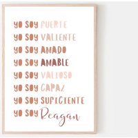 Personalisiertes "Yo Soy" Poster Für Kinder - Yo Soy Fuerte, Valiente, Amado, Amable, Valioso, Capaz, Suciente Muted Pink von KjerstinBDesigns