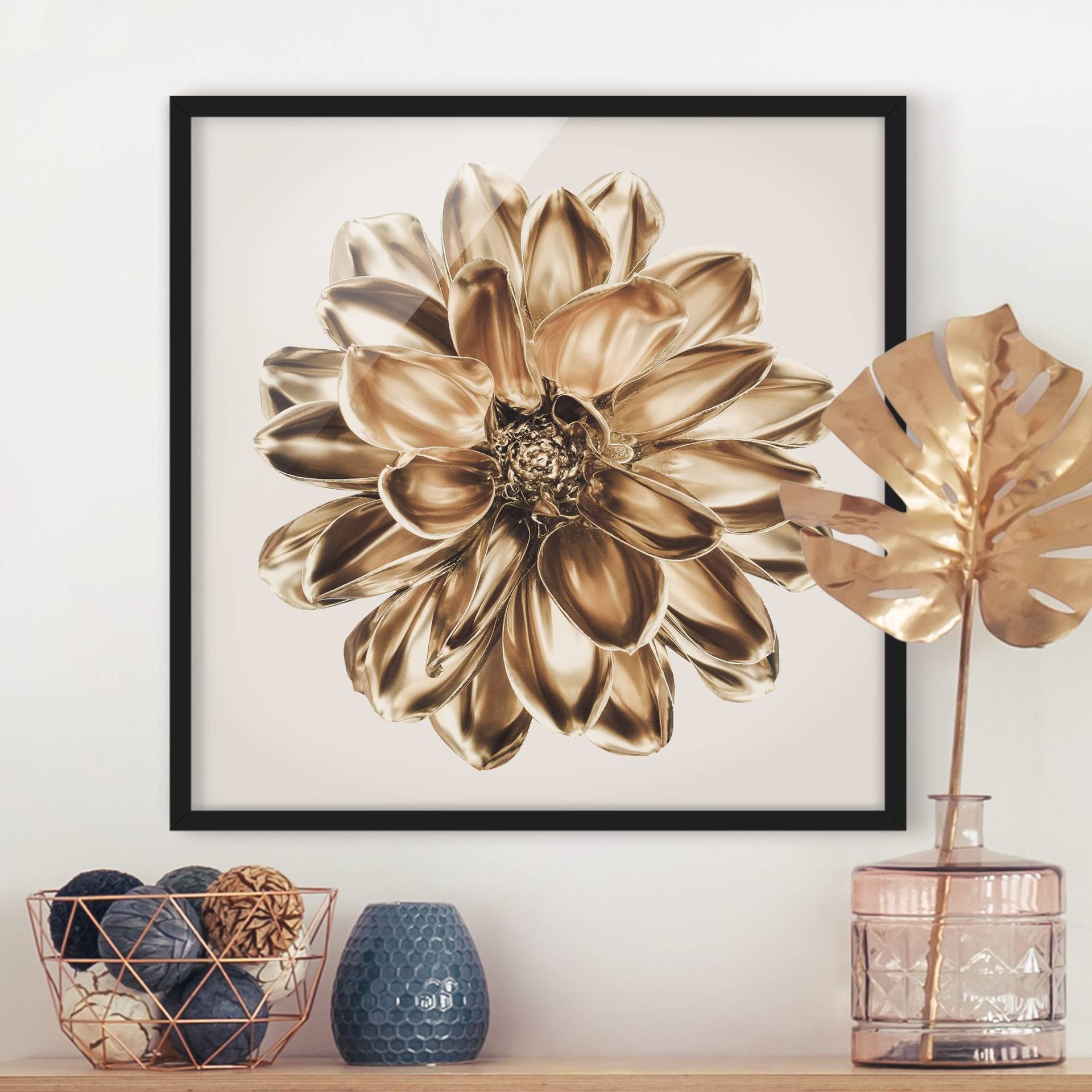 Bild mit Rahmen Dahlie Blume Gold Metallic von Klebefieber