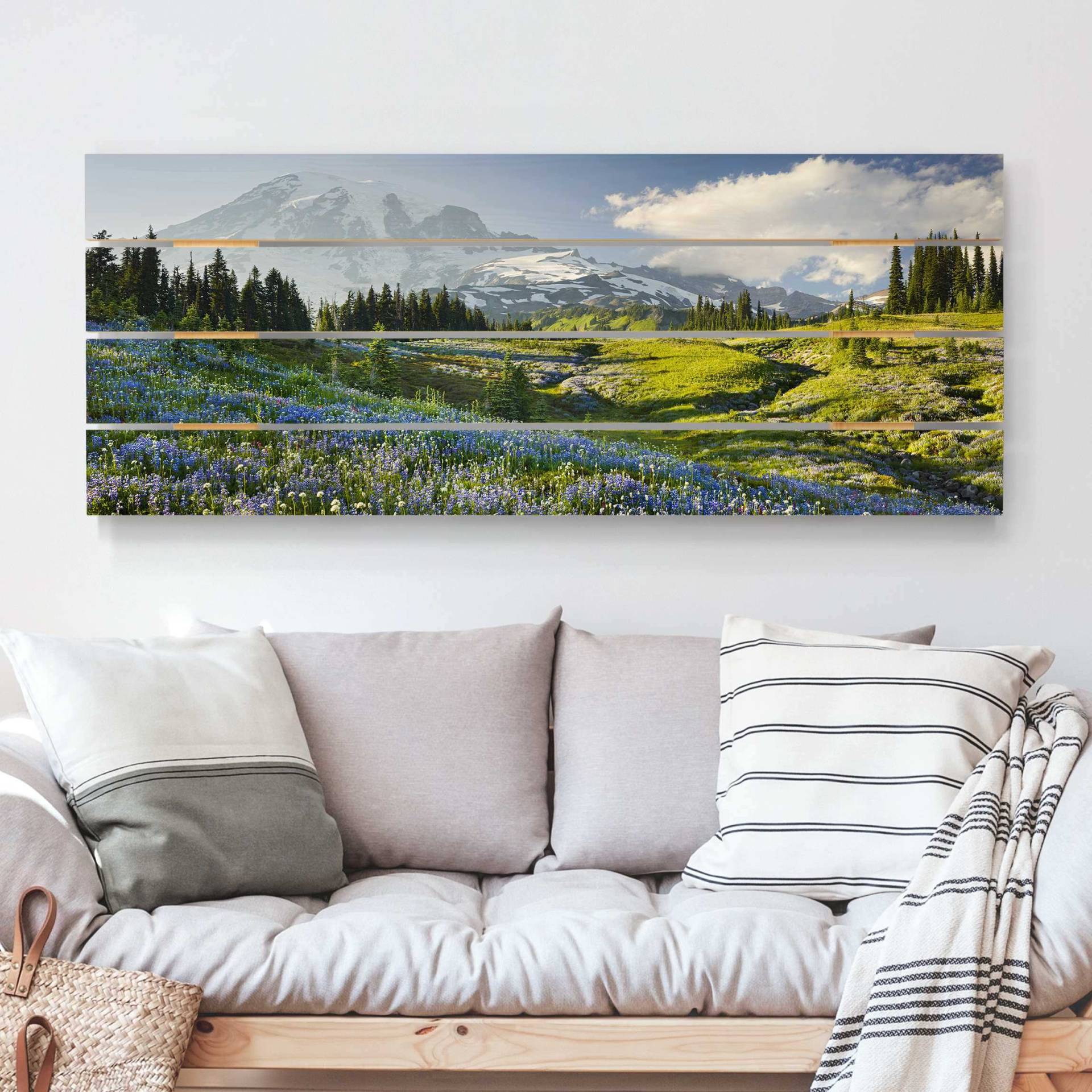 Holzbild Plankenoptik Bergwiese mit blauen Blumen vor Mt. Rainier von Klebefieber