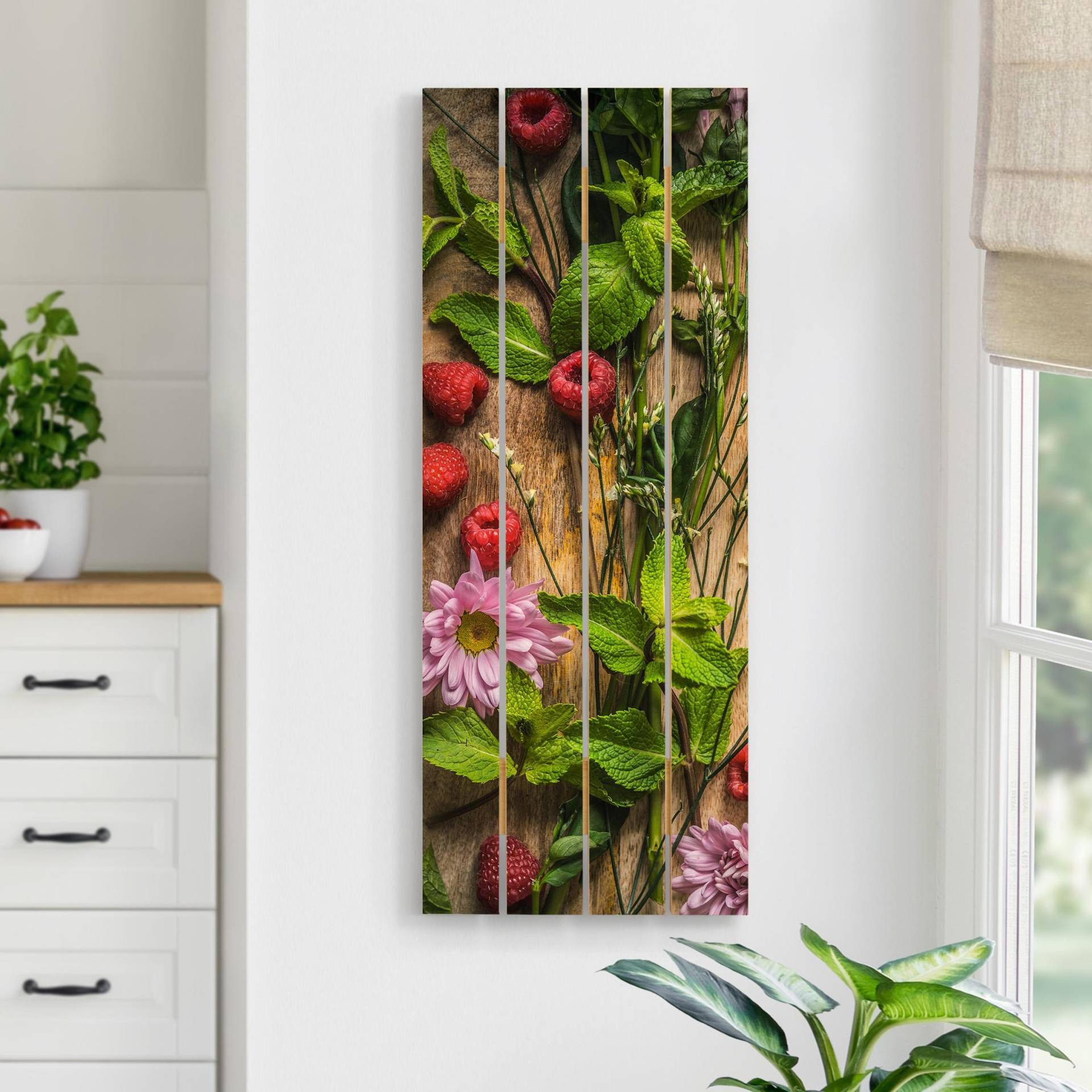 Holzbild Plankenoptik Blumen Himbeeren Minze von Klebefieber