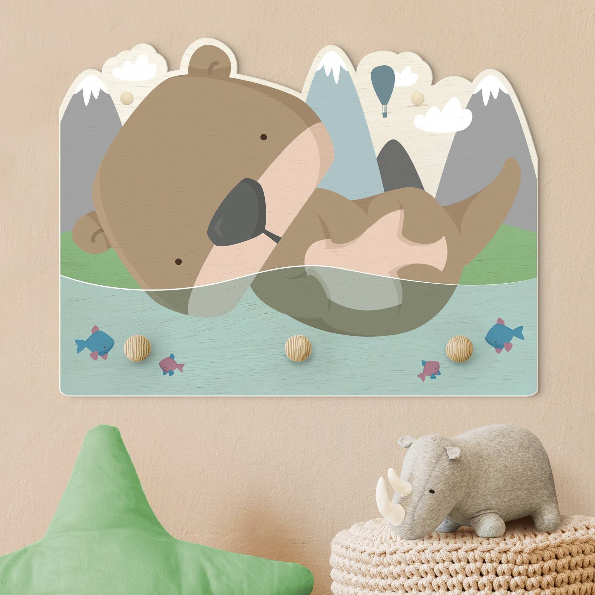 Kindergarderobe Holz Schwimmender Baby Otter von Klebefieber