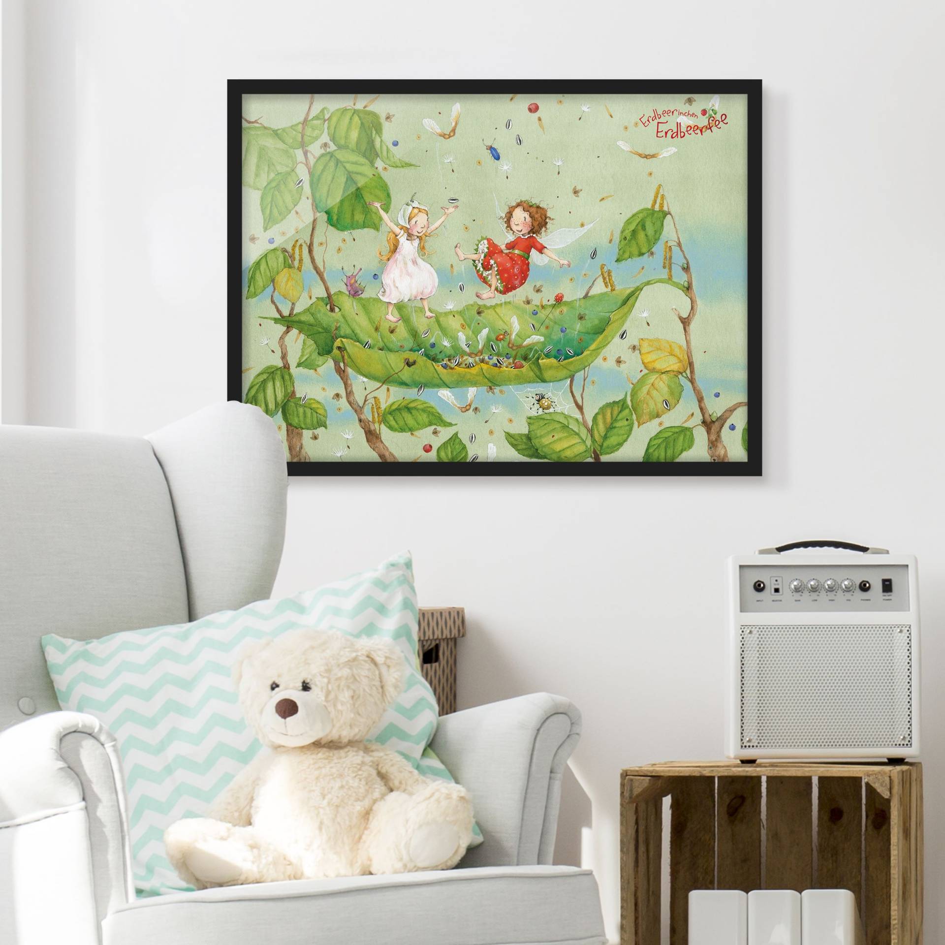Kinderzimmer Bild mit Rahmen Erdbeerinchen Erdbeerfee - Trampolin von Klebefieber