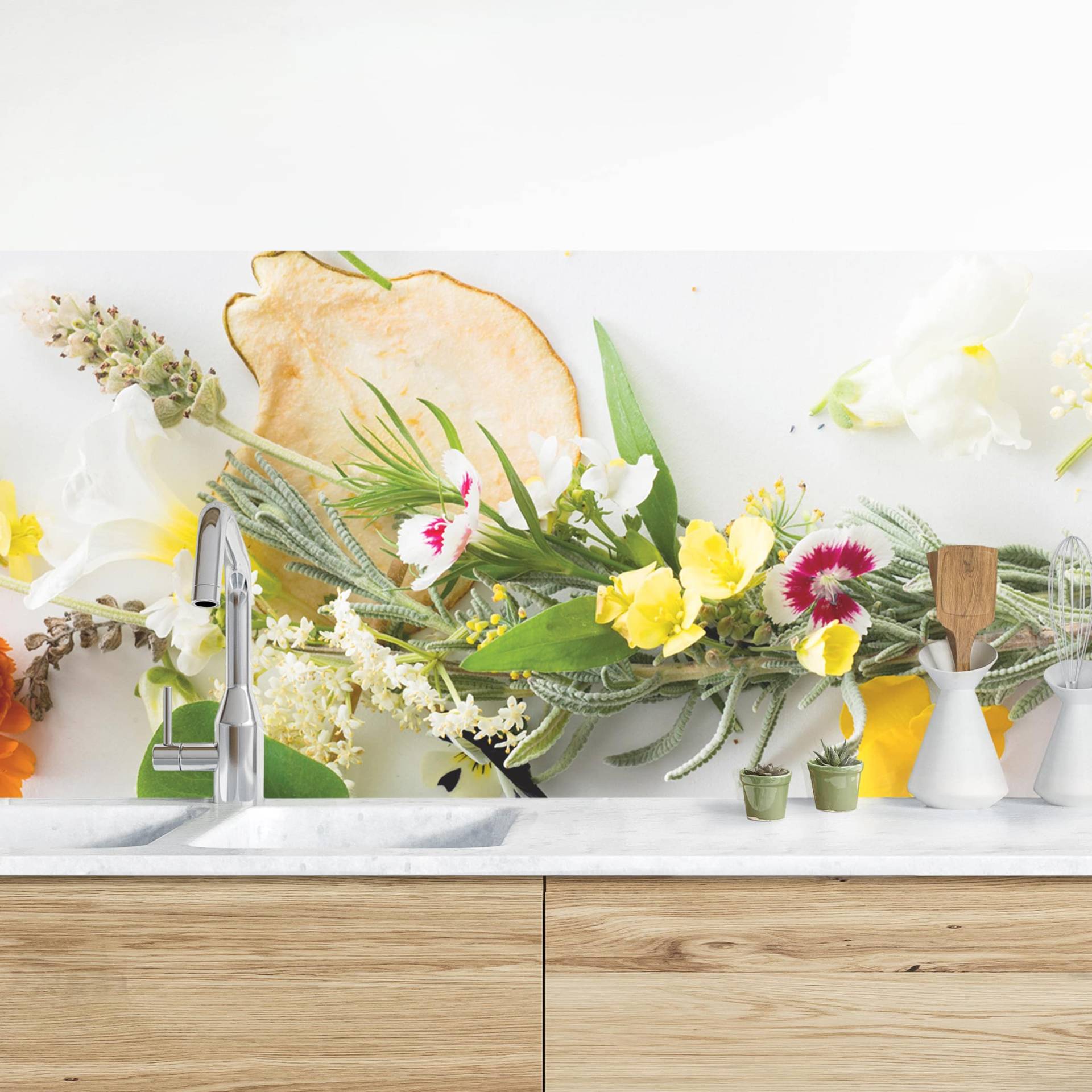 Küchenrückwand Blumen Frische Kräuter mit Essblüten von Klebefieber