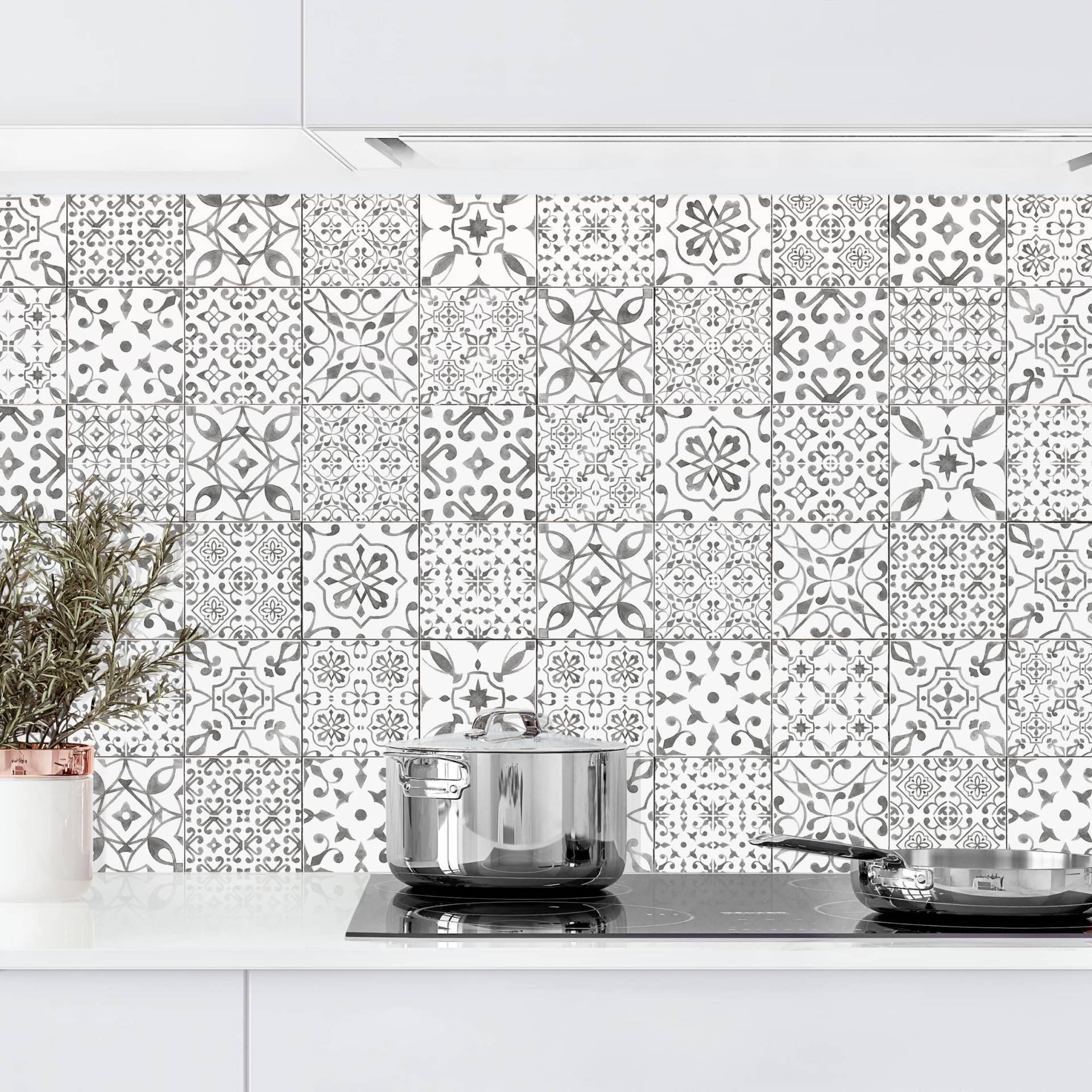 Küchenrückwand Fliesenoptik Musterfliesen Grau Weiß von Klebefieber