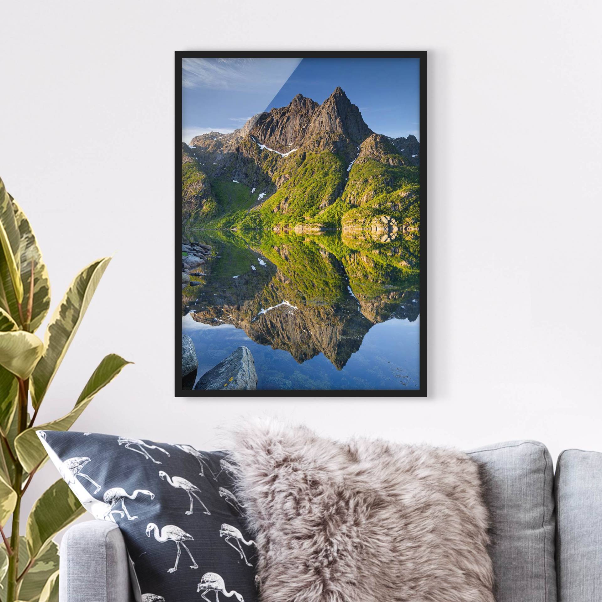 Natur & Landschaft Bild mit Rahmen Berglandschaft mit Wasserspiegelung in Norwegen von Klebefieber