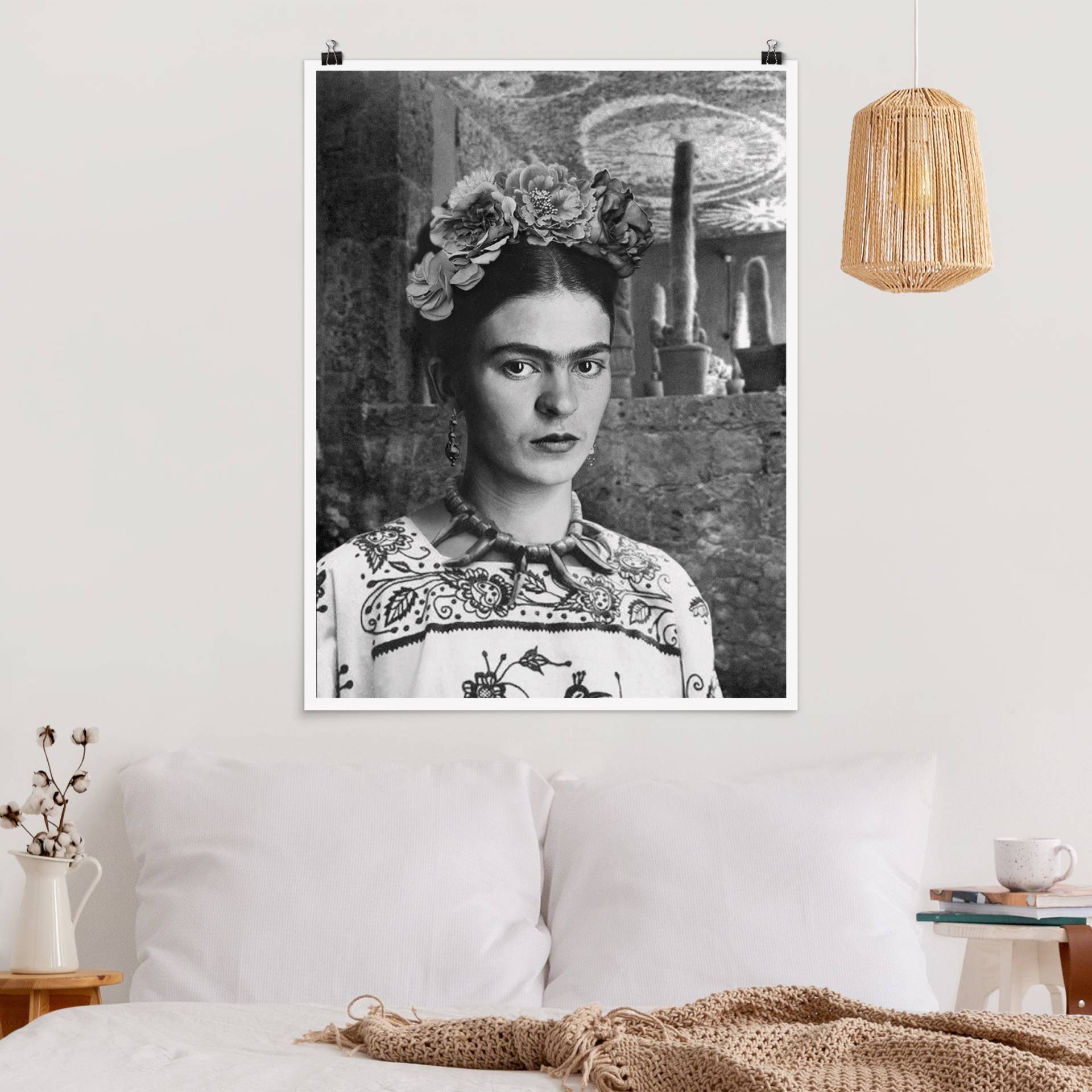 Poster Frida Kahlo Foto Portrait vor Kakteen von Klebefieber