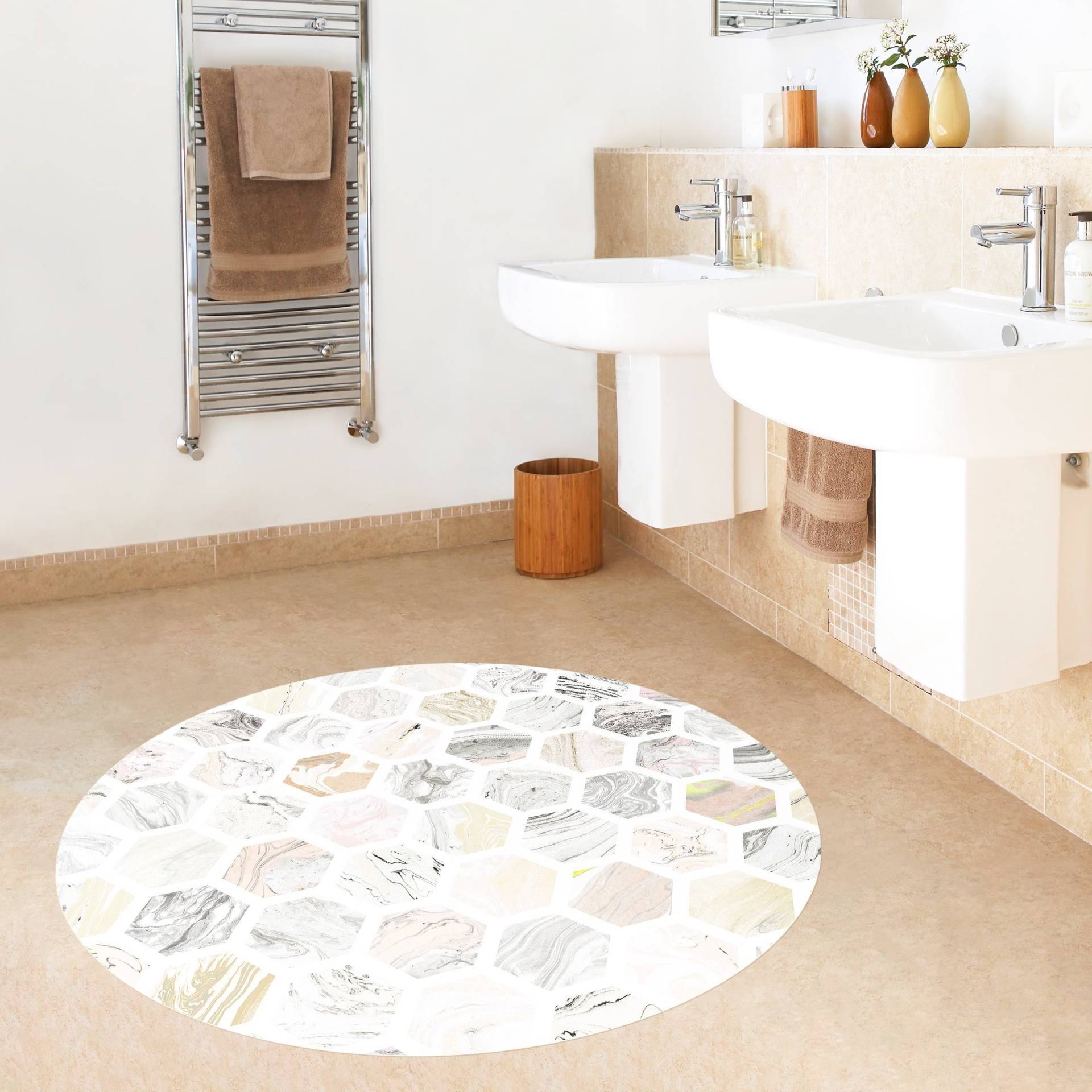 Runder Vinyl-Teppich Marmor Hexagone in Beige von Klebefieber