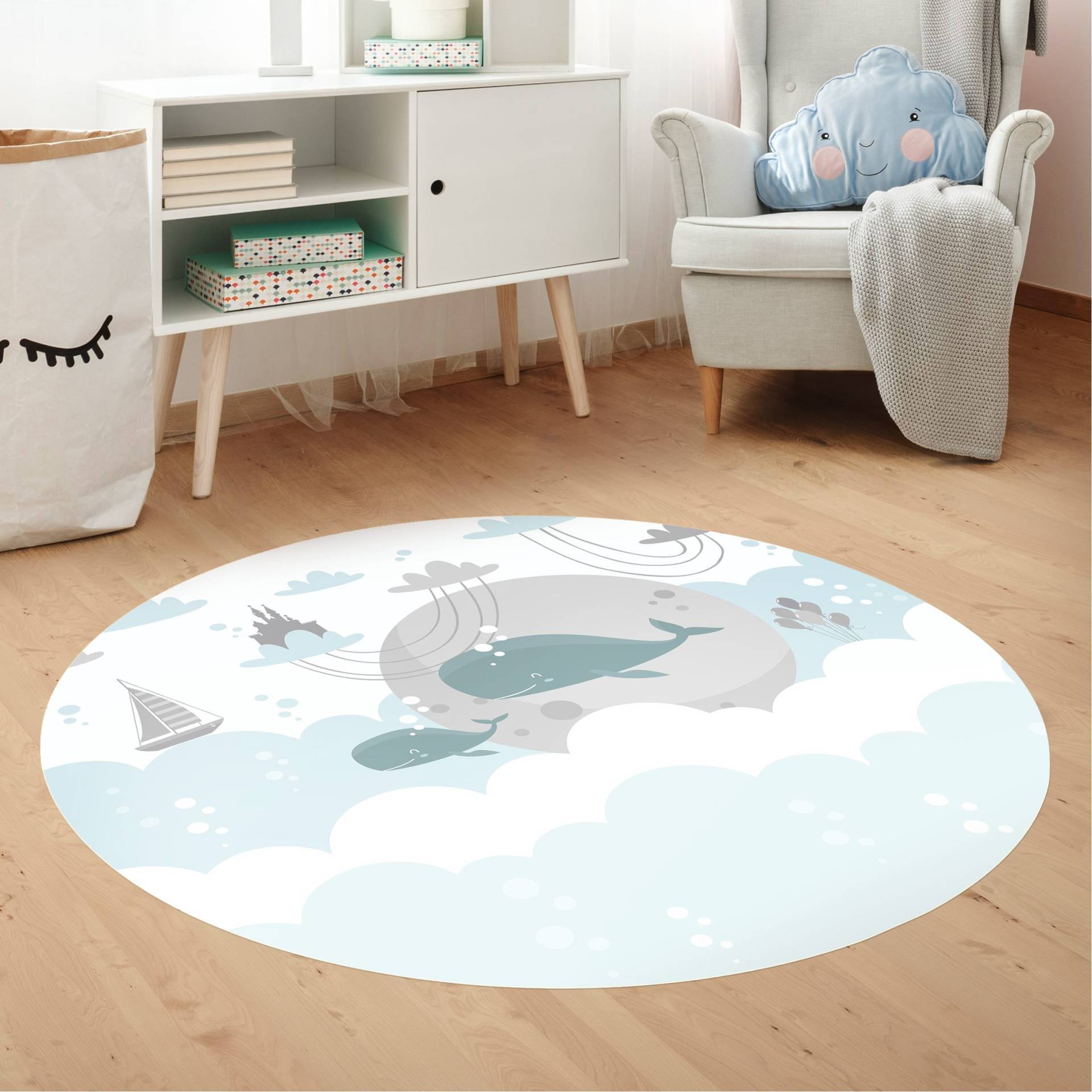 Runder Vinyl-Teppich Wolken mit Wal und Schloss von Klebefieber