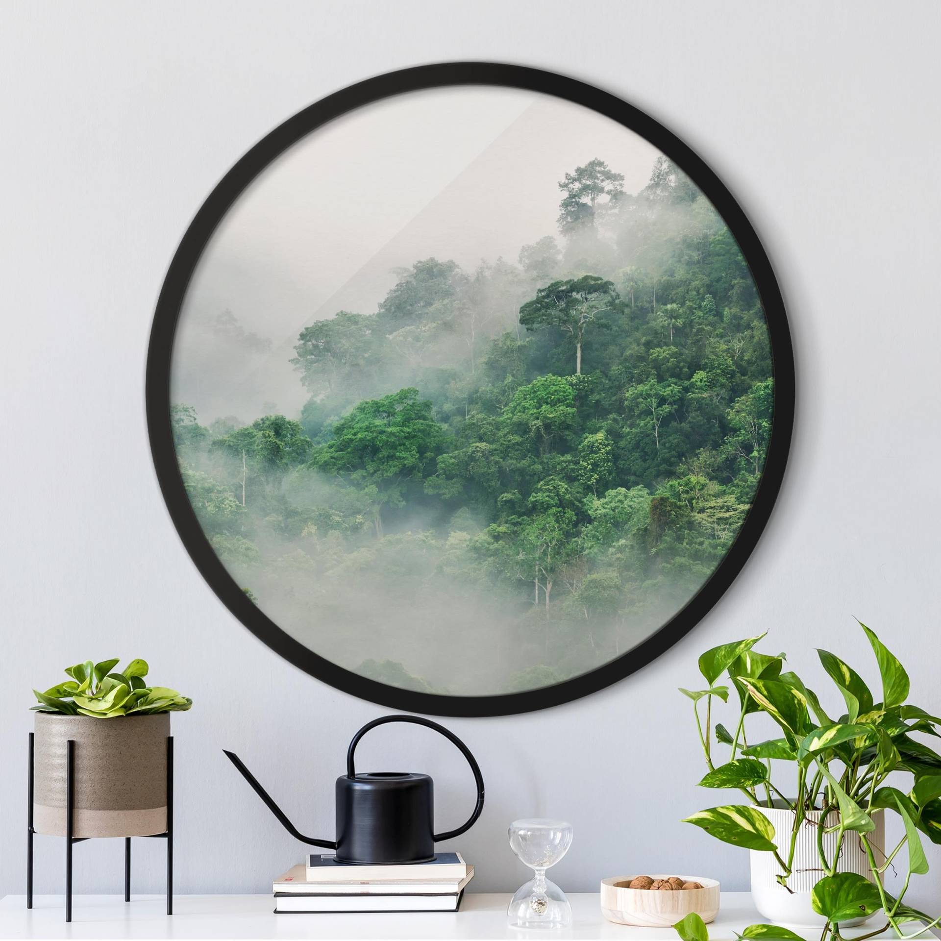 Rundes Gerahmtes Bild Dschungel im Nebel von Klebefieber
