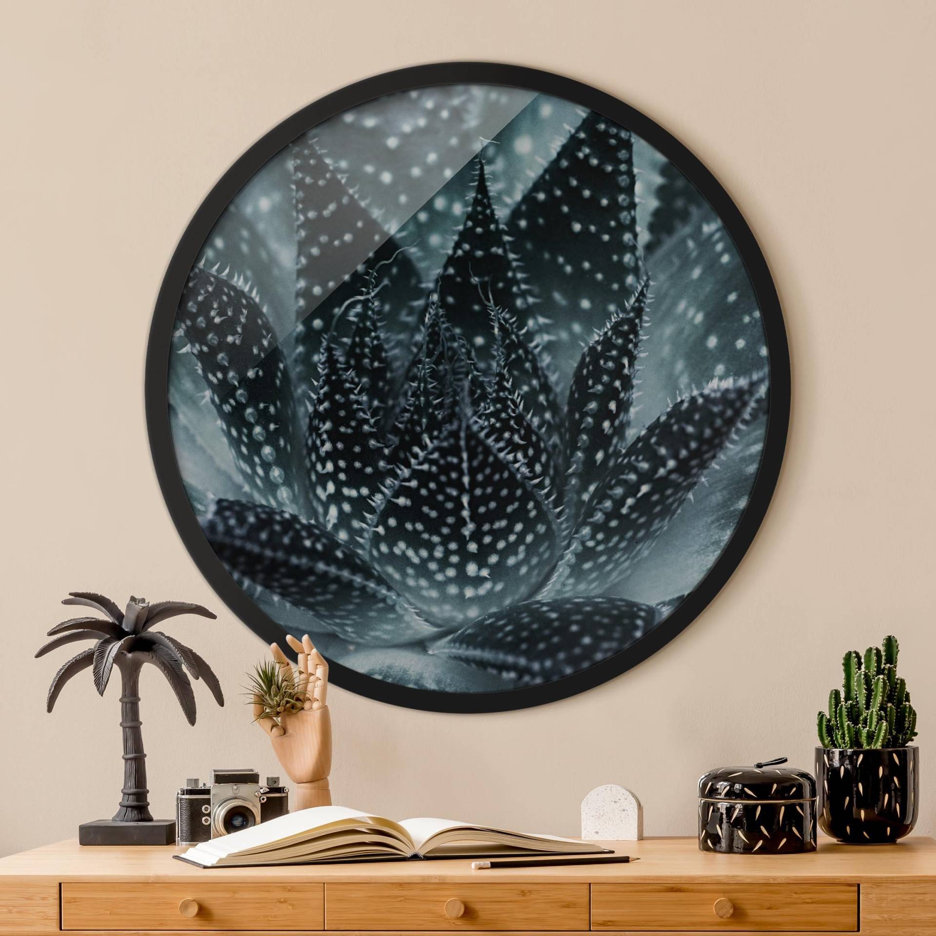 Rundes Gerahmtes Bild Kaktus mit Sternpunkten bei Nacht von Klebefieber