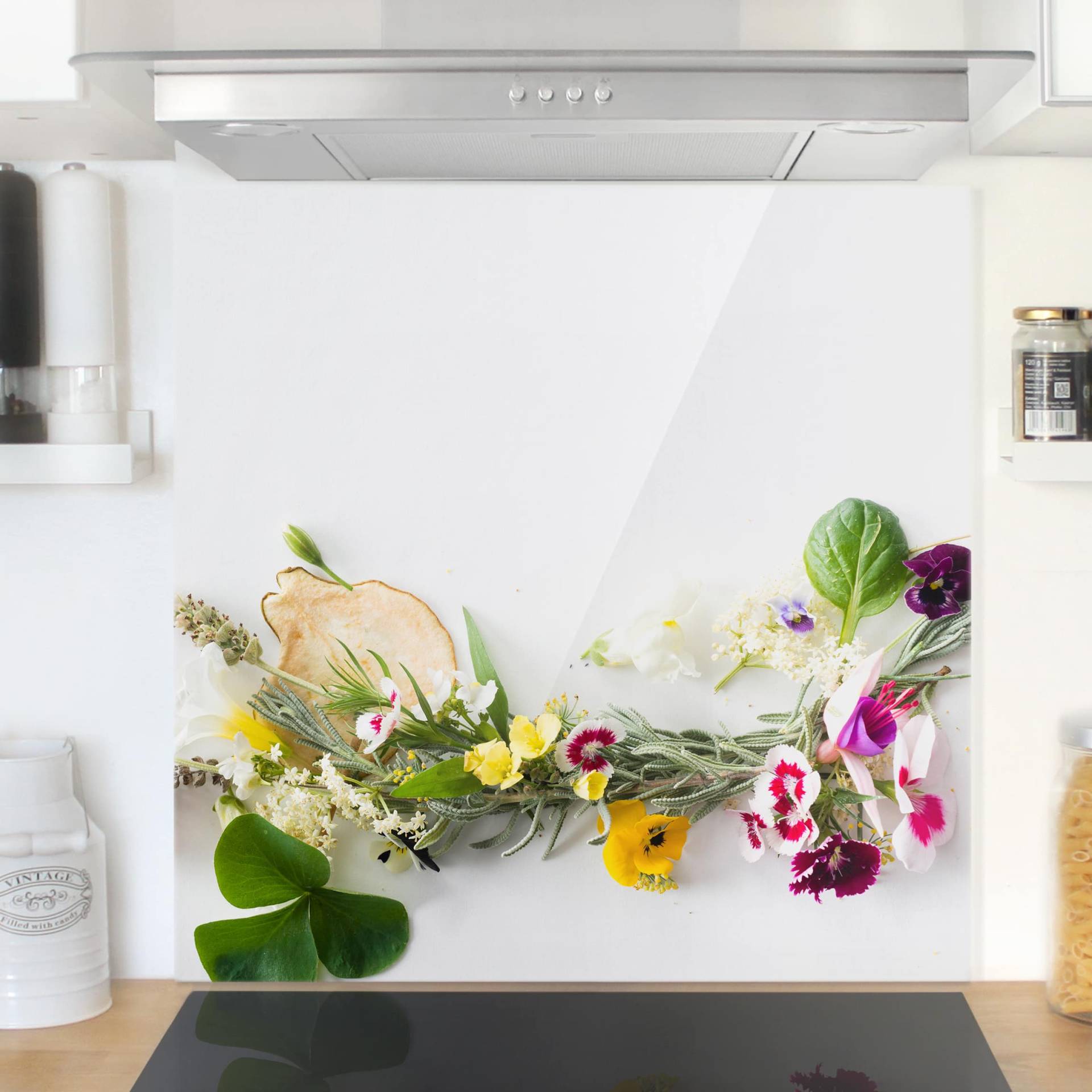 Spritzschutz Frische Kräuter mit Essblüten von Klebefieber