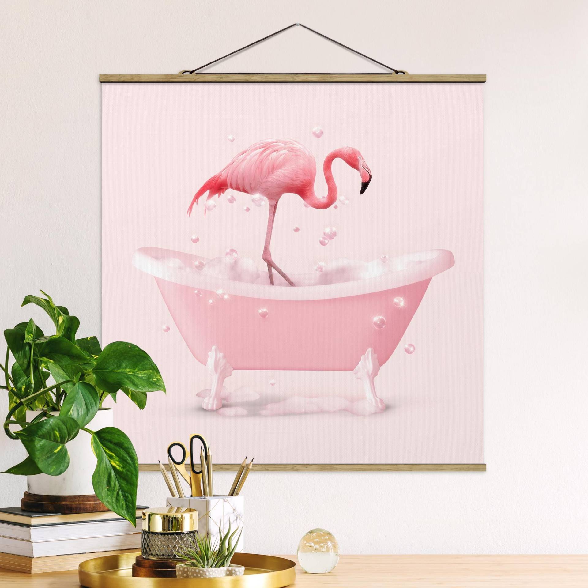 Stoffbild mit Posterleisten Badewannen Flamingo von Klebefieber