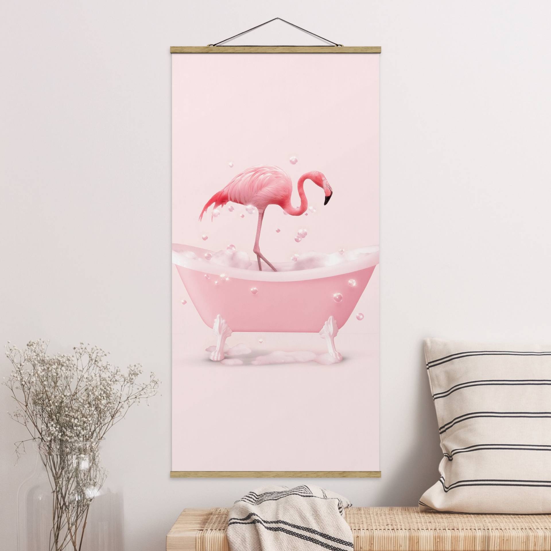 Stoffbild mit Posterleisten Badewannen Flamingo von Klebefieber
