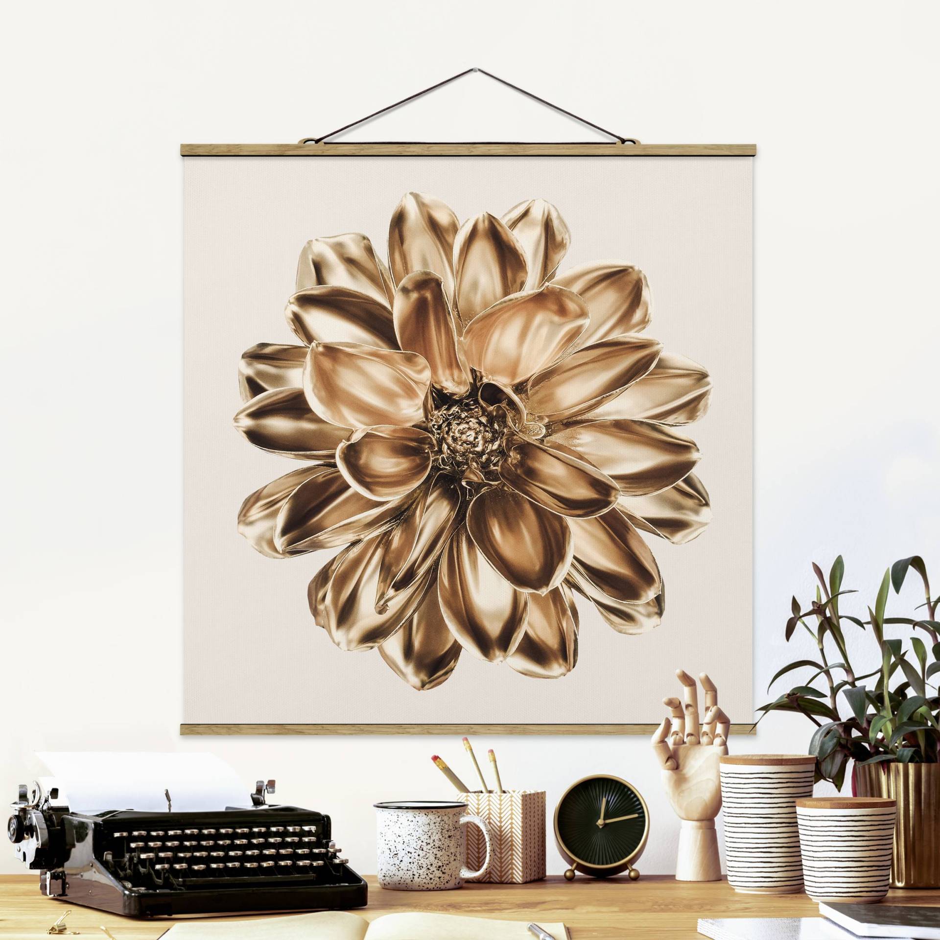 Stoffbild mit Posterleisten Dahlie Blume Gold Metallic von Klebefieber