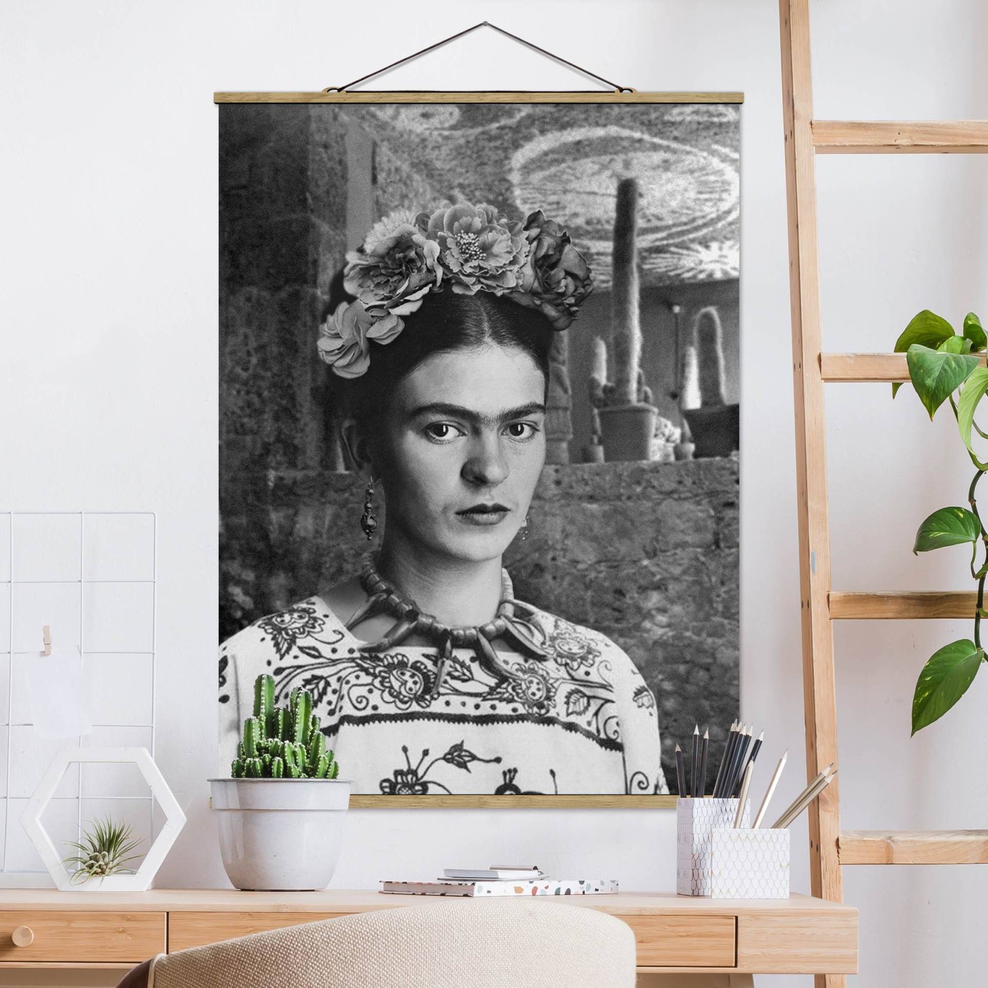Stoffbild mit Posterleisten Frida Kahlo Foto Portrait vor Kakteen von Klebefieber