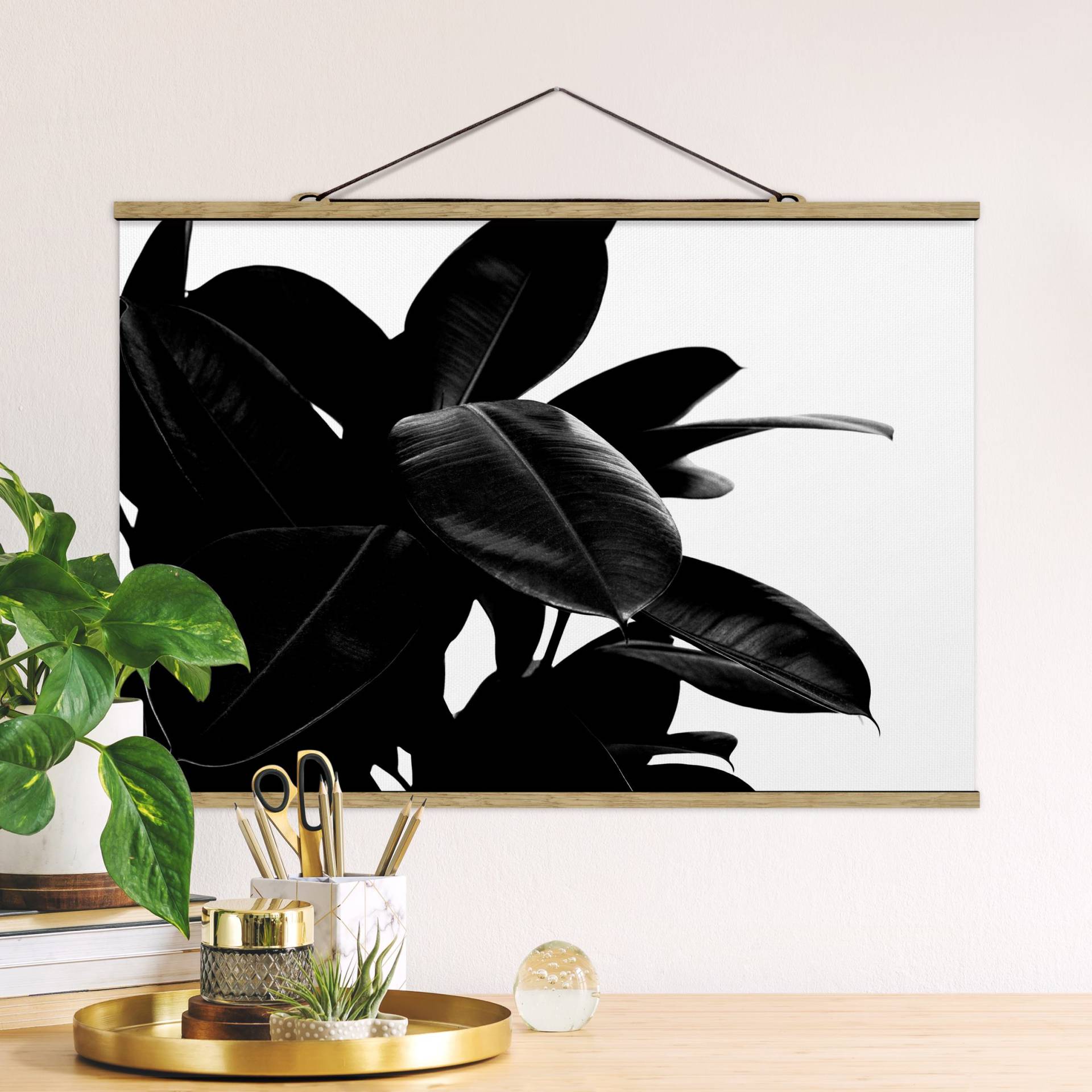 Stoffbild mit Posterleisten Gummibaum Blätter Schwarz Weiß von Klebefieber