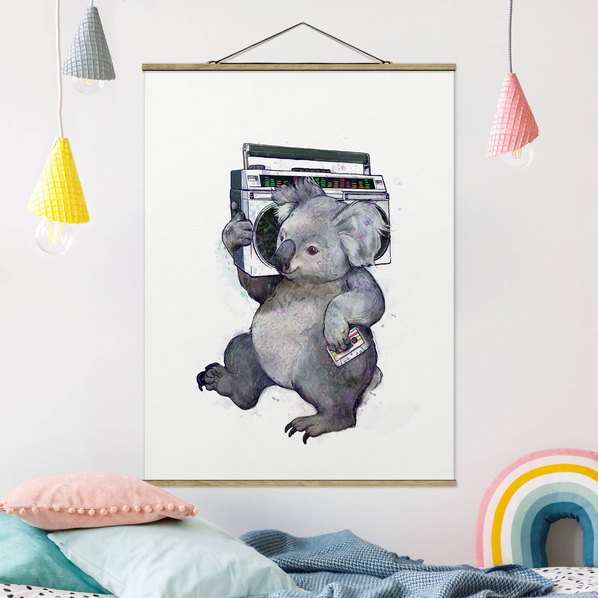 Stoffbild mit Posterleisten Illustration Koala mit Radio Malerei von Klebefieber