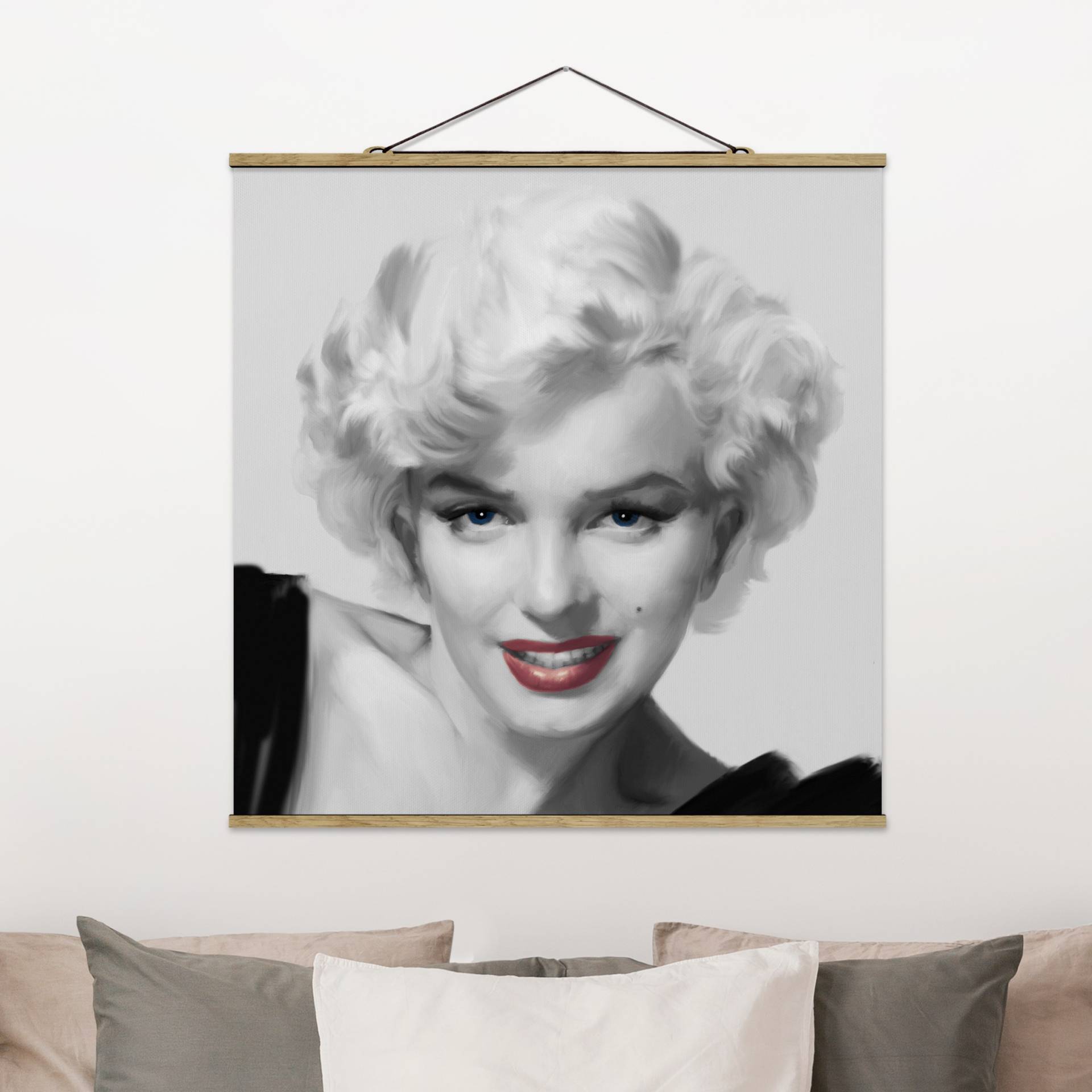 Stoffbild mit Posterleisten Marilyn auf Sofa von Klebefieber