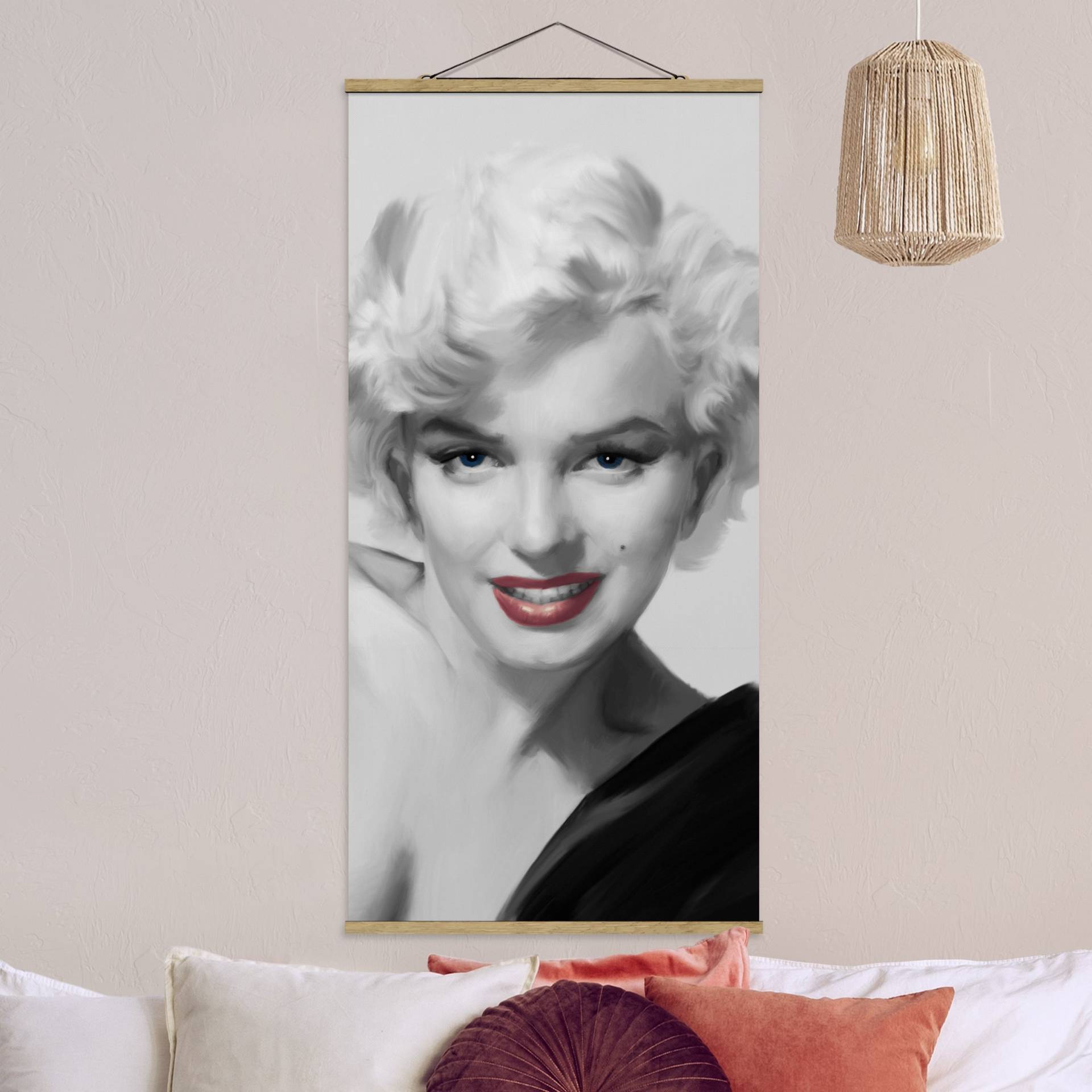 Stoffbild mit Posterleisten Marilyn auf Sofa von Klebefieber