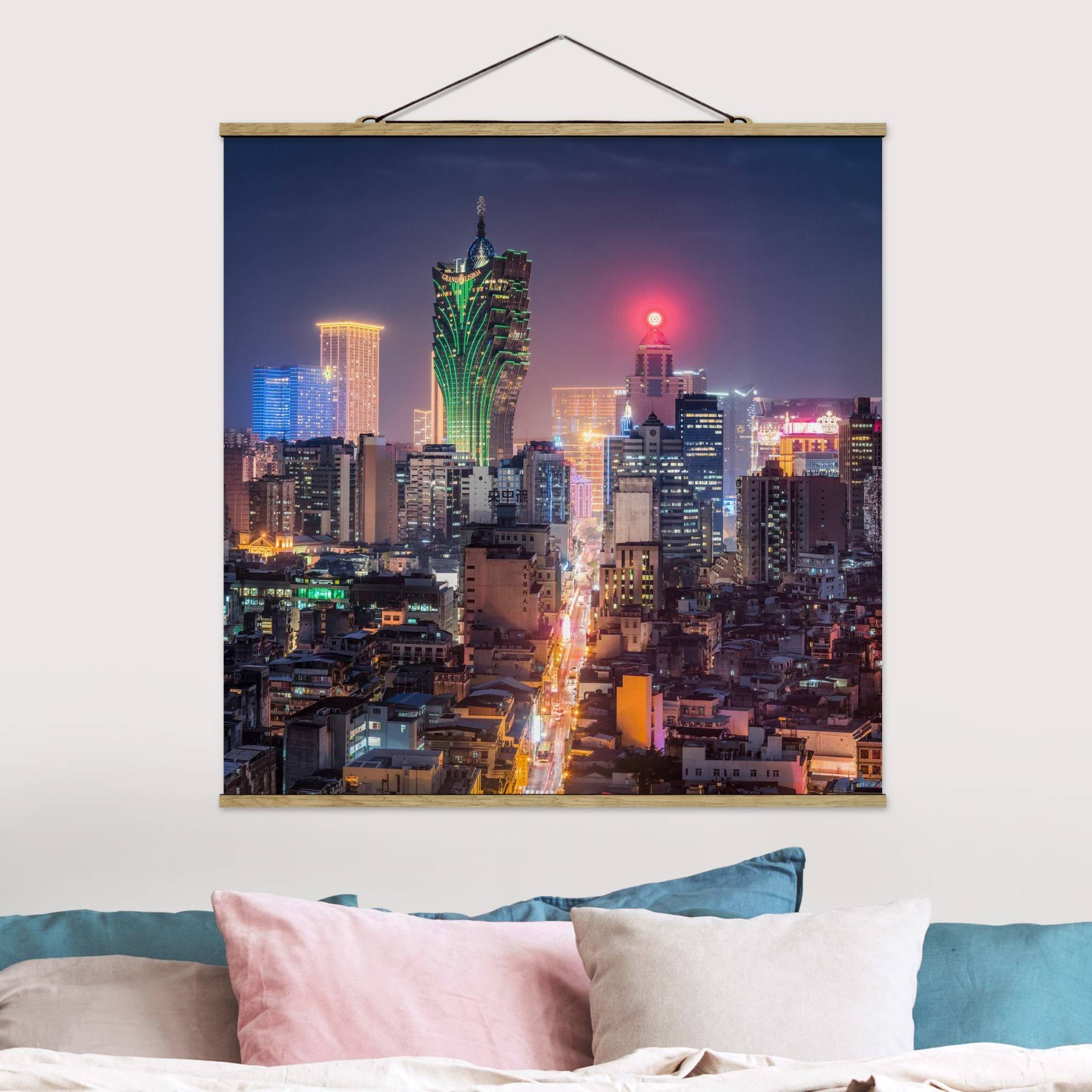 Stoffbild mit Posterleisten Nachtlichter von Macau von Klebefieber