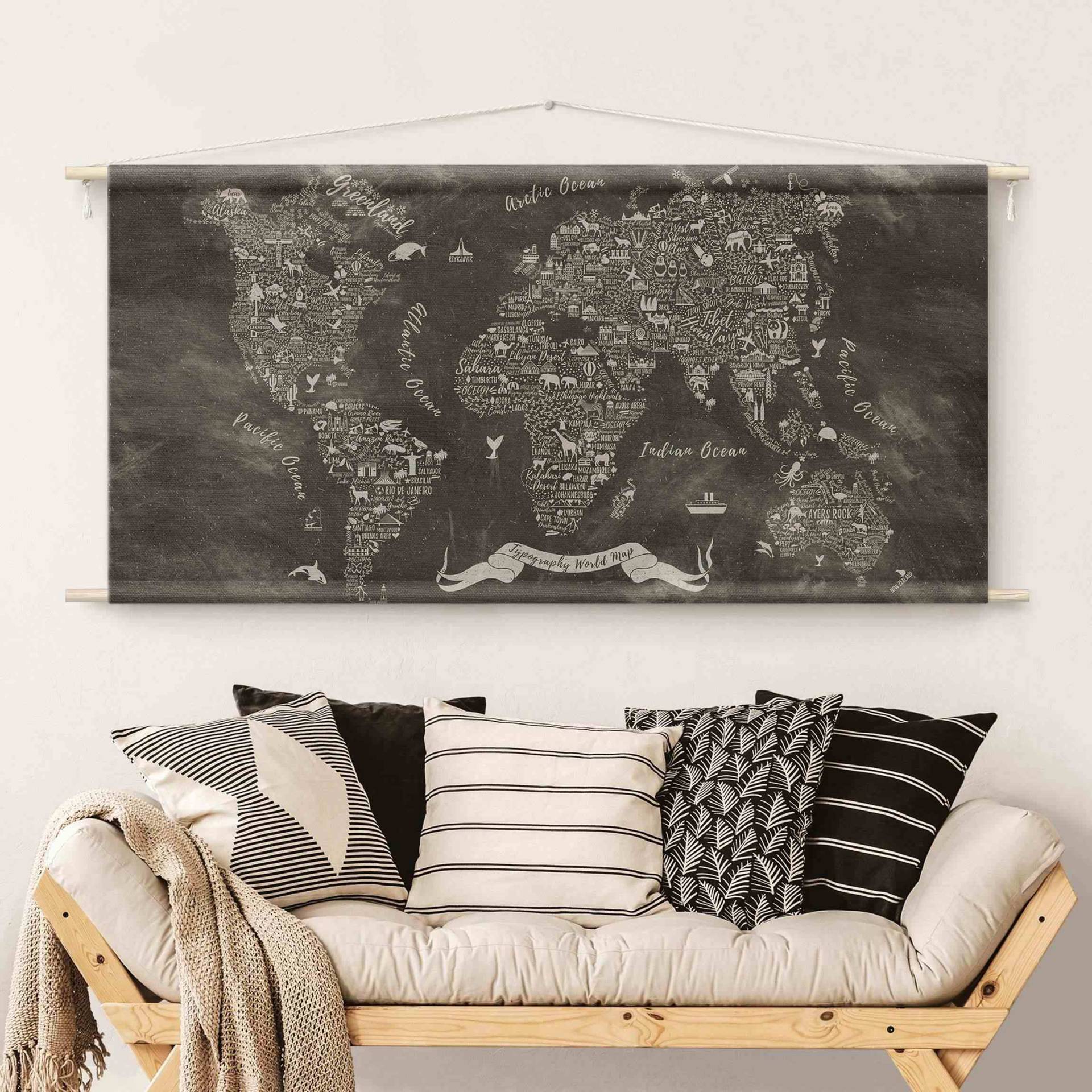 Wandteppich Kreide Typografie Weltkarte von Klebefieber