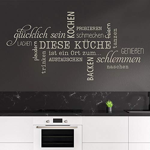 KLEBEHELD® Wandtattoo Diese Küche ist ein Ort zum Genießen - Kochen - Backen - Tanzen | Wortwolke für Kochküche Farbe schwarz, Größe 140x70cm von Klebeheld