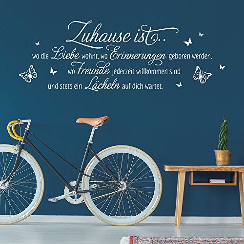 KLEBEHELD® Wandtattoo Spruch Zuhause ist wo die Liebe wohnt, Erinnerungen geboren werden, wo Freunde immer willkommen sind mit Schmetterlinge Farbe schwarz, Größe 140x48cm von Klebeheld