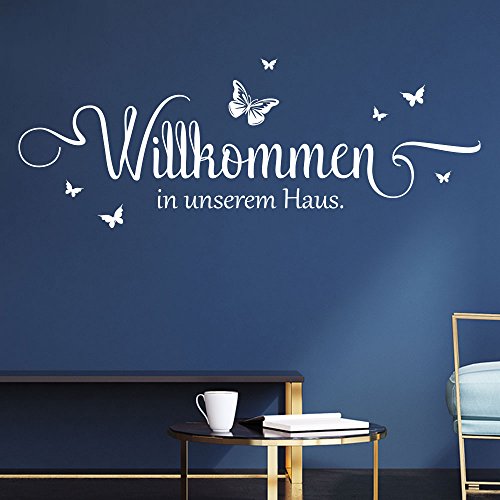 KLEBEHELD® Wandtattoo Willkommen in unserem Haus mit dekorativen Schmetterlingen - Wanddeko Flur und Eingang - Farbe weiss, Größe 80x29cm von Klebeheld