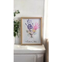 Muttertagsgeschenk Bild Blumenstrauß Personalisiert Mit Namen Handabdruck Handabdrücke Mama Oma Geschenk Muttertag Bilderrahmen Muttertagsgeschenk Bild Blumenstrauß Personalisiert Mit Namen Handabdruck Handabdrücke Mama Oma Geschenk Muttertag Bilderrahmen von KleiinesHerzchen