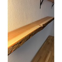 Handgefertigtes Naturholz-Regal Mit Baumkante von KleineFreudeWerk