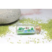 Frosch Miniatur 5 cm Glas Flasche, Kleine Figur, Polymer Clay Dekoration, Wohndeko Mit Fröschen Frosch Miniatur 5 cm Glas Flasche, Kleine Figur, Polymer Clay Dekoration, Wohndeko Mit Fröschen von KleineKnetwelt