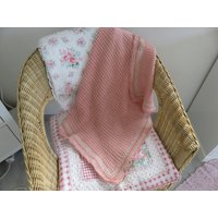 Decke Babydecke Krabbeldecke Kuscheldecke Baby Mädchen Gestrickt Apricot Creme Geschenk Geburt Taufe Kleineseligkeiten Baumwolle Einzelstück von KleineSeligkeiten