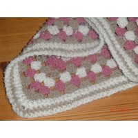 Decke Grannydecke Überwurf Plaid Häkeldecke Braun Weiß Rosa Gehäkelt Weich Warm Kleineseligkeiten Krabbeldecke Baumwolle von KleineSeligkeiten