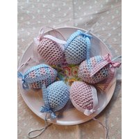 Ostereier Set 3 Stück Gehäkelt Rosa Blau Weiß Dekoration Für Ostern Frühling Geschenk Kleineseligkeiten Zum Hängen Romantisch Unikat von KleineSeligkeiten