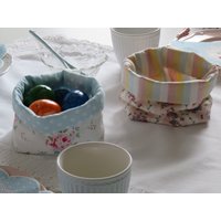 Osternest Eiernest Osterkörbchen Genäht Ostersäckchen Dekorativ Gedeckter Tisch Ostertisch Eierkörbchen Kleineseligkeiten Rosa Blumen Blau Osternest Eiernest Osterkörbchen Genäht Ostersäckchen Dekorativ Gedeckter Tisch Ostertisch Eierkörbchen Kleineseligkeiten Rosa Blumen Blau von KleineSeligkeiten