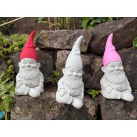 Gartenzweg Wichtel Gnom Zwerg Garten 18 cm Höhe Beton Outdoor Geschenk Geburtstag Handarbeit von KleineWerkstattkunst