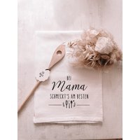 Geschirrhandtuch Weiß "Bei Mama Schmeckt's Am Besten" von Kleinkramliebe