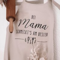 Kochschürze Natur "Bei Mama Schmeckt's Am Besten" Personalisierbar von Kleinkramliebe