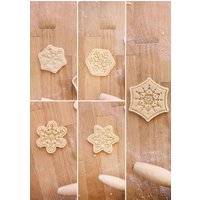 5Er Set Ausstecher Weihnachtliche Schneeflocken Oder Eiskristalle Aus Dem 3D Drucker Lebensmittelechtem Pla 5Er Set Ausstecher Weihnachtliche Schneeflocken Oder Eiskristalle Aus Dem 3D Drucker Lebensmittelechtem Pla von KleinstigkeitenDE