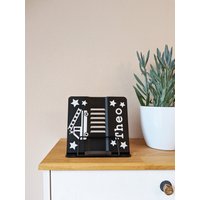 Personalisierbarer Buchständer/Buchhalter in Schwarz - Mit Namen & Wunschmotiv Persönliches Geschenk Zur Einschulung von KleinstigkeitenDE