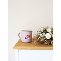 Handbemalte Rosa Tasse Mit Fliegenpilzen - Fliegenpilztasse in Emaille Optik Glücksbringer-Tasse Als Geschenkidee Handbemalte Rosa Tasse Mit Fliegenpilzen - Fliegenpilztasse in Emaille Optik Glücksbringer-Tasse Als Geschenkidee von KleinstigkeitenDE