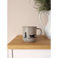 Handbemalte Tasse Mit Verspielten Katzen - Katzentasse Graubraun in Emaille Optik, Ein Perfektes Geschenk Für Katzenmenschen von KleinstigkeitenDE