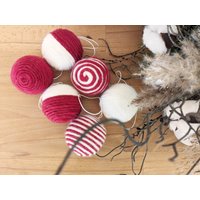 Handgewickelte Rot Weiß Christbaumkugeln Weihnachtskugeln Aus Filz Gestreift Uni Weihnachten Weihnachtsdeko Filzkugeln von KleinstigkeitenDE