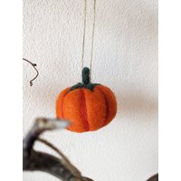 Kleiner Kürbis Aufhänger Aus Filz Filzaufhänger Herbstdeko Filzdeko Filzkürbis Herbstliche Deko von KleinstigkeitenDE