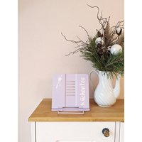 Kochbuchständer Buchständer Kochbuchhalter Personalisierbar Mit Spruch Oder Namen Geschenk Für Koch Köchin Geschenkidee Flieder von KleinstigkeitenDE